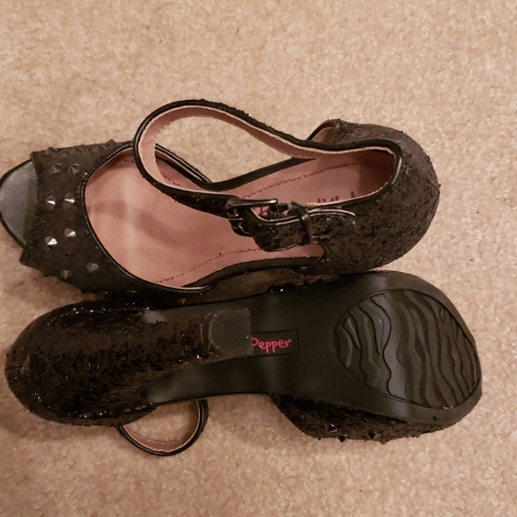 Shoes - Picture 4 of 4